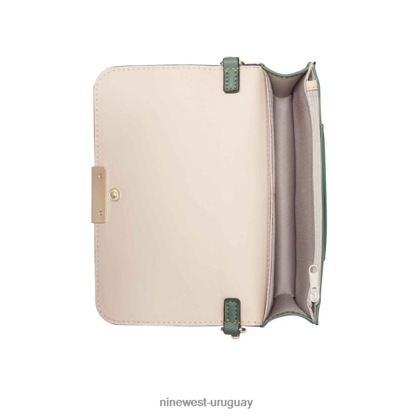 BD04222629 Nine West billetera lawson en una cuerda áloe