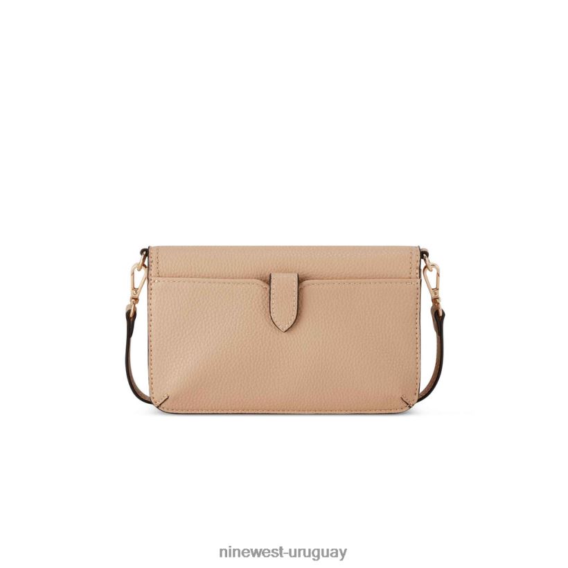 BD04222505 Nine West billetera lawson en una cuerda caqui