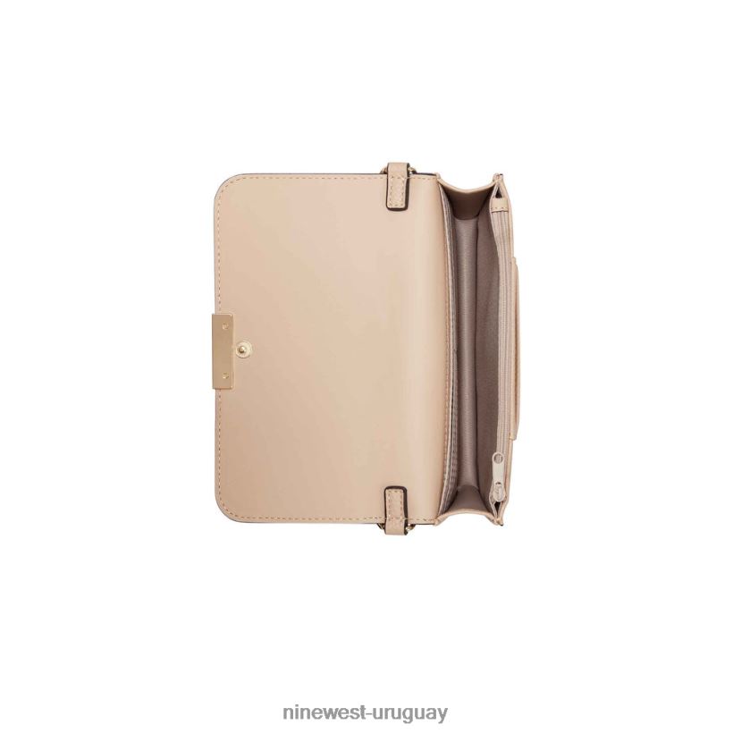 BD04222505 Nine West billetera lawson en una cuerda caqui